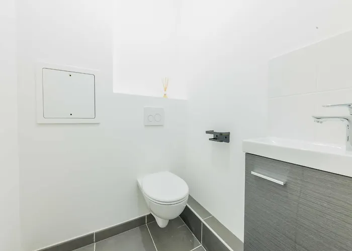 Modern - 4p 2bdr - *