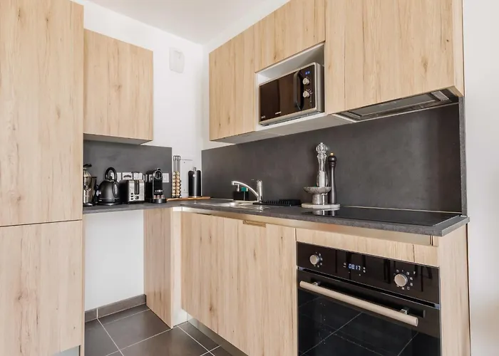 Modern - 4p 2bdr - *